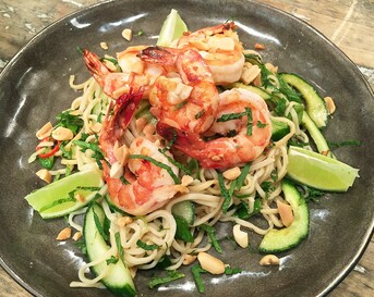 Oosterse noedelsalade met gamba’s