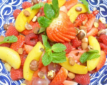 Gekarameliseerde saffraan-appels met fruitsalade