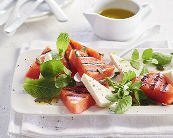 Gegrilde watermeloen salade met feta en waterkers