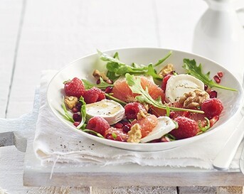 Zomerse salade met grapefruit, frambozen, geitenkaas en walnoten