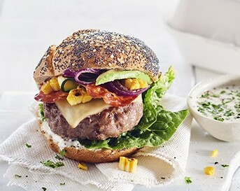 Zomerse hamburgers met avocado, chorizo en oude kaas