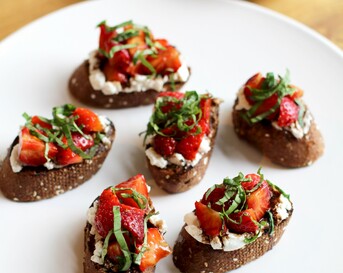 Aardbeien crostini met ricotta, balsamico en basilicum