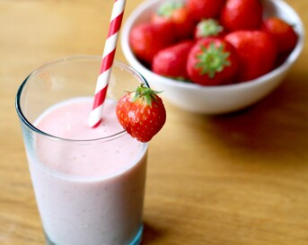 Powersmoothie met aardbeien, sinaasappel en yoghurt