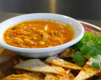Mexicaanse chipssoep (tomatensoep met kip en tortilla)