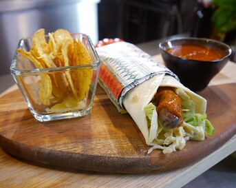 Woeste worstwrap (wraps met runderworstjes en zuurkool)