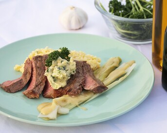 Entrecote met kruidenboter, geroosterde prei en polenta