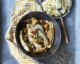 Hoisin witlofwok met shiitakes