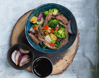 Pepersteakwok met krieltjes, groenten en zwartepepersaus