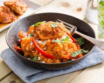 Zoete-aardappelstamppot met feta, koriander en piripiri kip