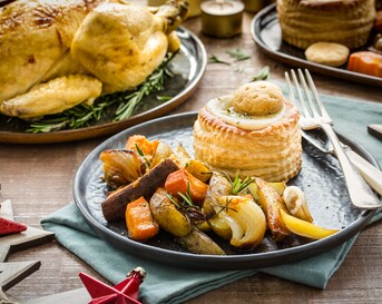 Gebraden kip met (zoete) aardappel en jus in pasteitjes