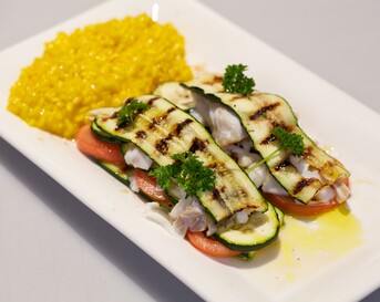 Merluzzo con pomodori e zucchina e risotto (kabeljauw met tomaten en courgette en risotto)