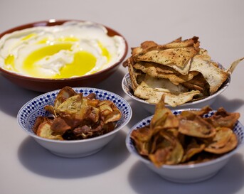 Komijn-, venkel- en flatbreadchips & knoflooklabne-dip