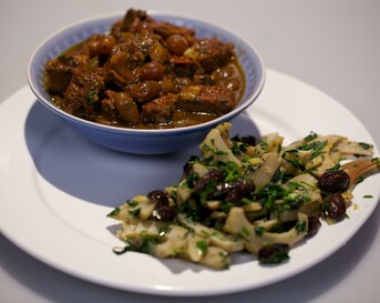 Lamsstoof met saffraan en kaneel & Artisjokkensalade met olijven en citroen