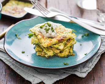 Courgettekoekjes met muntyoghurt