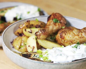 Gemarineerde kipdrumsticks met gepofte aubergine