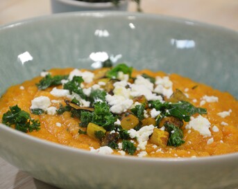 Zoete aardappel en rode linzensoep met feta