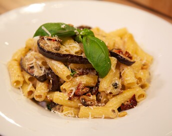 Rigatoni con melanzane e pomodori secchi
