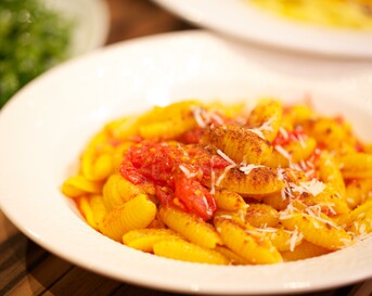 Gnocchi met saffraansaus en kaneel en rucolasalade