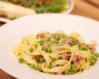 Tagliatelle con panna prosciutto e piselli (pasta met ham en doperwten) & Insalata di rucola & pane con burro