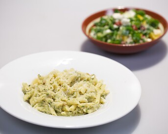 Pasta al pesto di zucchine & insalata con ricotta (casarecce met courgette pesto & salade met ricotta)