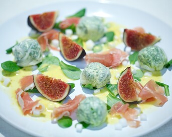 Labnehballetjes ingepakt in kool met vijgen