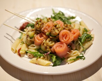 Zalm-courgettespiesjes met pastasalade