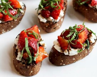 Aardbeien crostini met ricotta, balsamico en basilicum