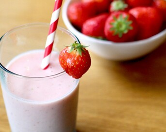 Powersmoothie met aardbeien, sinaasappel en yoghurt
