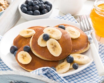 Gember-kokospannenkoeken met banaan en blauwe bessen