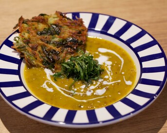 Pompoen-linzensoep met aardappelkoekjes