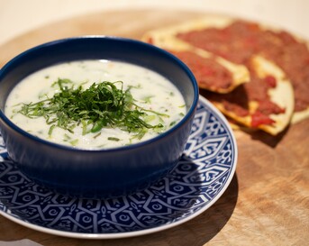 Yoghurtsoep met wraps ‘toast’