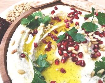 Flatbread met hummus en granaatappel