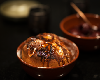 Zoete brioche met gegaarde peer en karnemelk vanillesaus