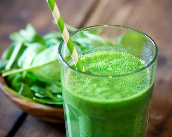 Kokos, limoen en basilicum-smoothie