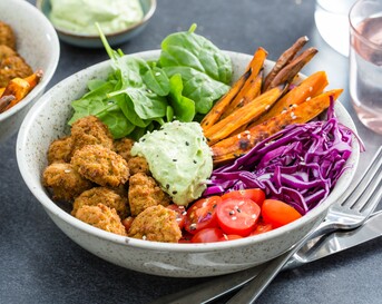 Falafelbowl met zoete aardappel, rode kool en avocado-korianderdressing