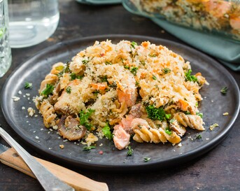 Romige boerenkoolpasta uit de oven met zalm, champignons en citroen