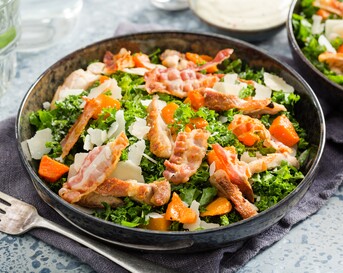 Winterse Caesarsalade met boerenkool, pompoen en gegrilde kip