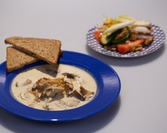 Romige paddenstoelensoep met gegrilde courgettesalade