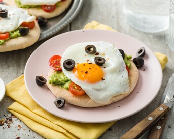 Ontbijtpizza met avocado en spiegelei