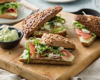 PPP broodje – pesto, pijnboompitten en parmaham