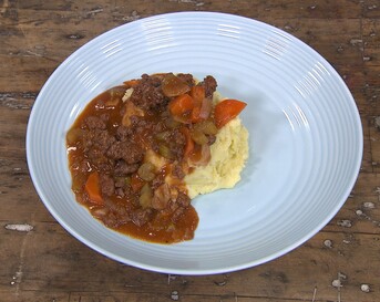 Aardappelpuree met rode-wijnstoof van gehakt