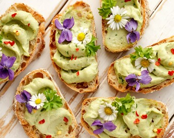avocado toast met bloemen