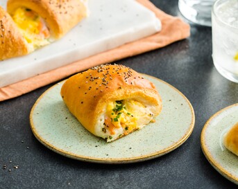 Brunchkrans met roerei, gerookte zalm, bieslook en graskaas