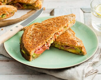 Pantosti met bacon, avocado, tomaat en graskaas