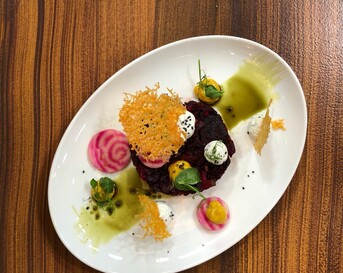 Vegetarische tartare van bieten met kaaskrokantje