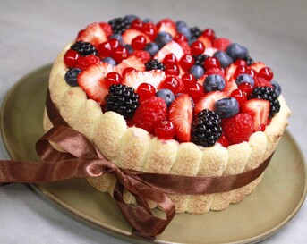 Charlotte Russe met rood fruit