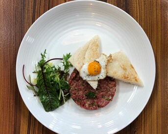 Steak tartare: bavette met gebakken kwartelei