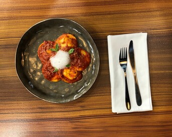 Ravioli met ricotta, sinaasappel, nootmuskaat en tomatensaus