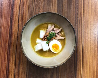 soto ayam met kokos, lontong en sambal