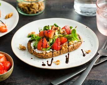 Broodje aardbeiensalade met balsamico azijn